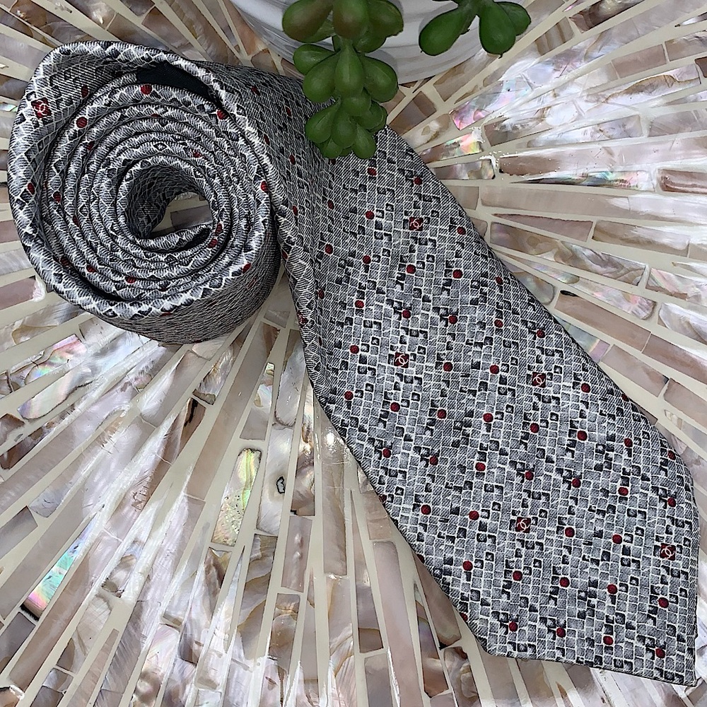꧁༒☬𝓡𝓮𝓼𝓮𝓻𝓿𝓮𝓭☬༒꧂
Please do not purchase! CHANEL SILVER 100% SILK LOGO TIE - Picture 3 of 15